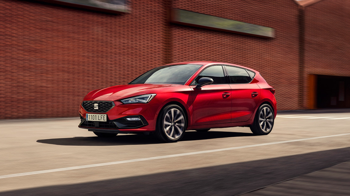 Nowy SEAT Leon zaparkowany przed domem Nowy SEAT Leon
