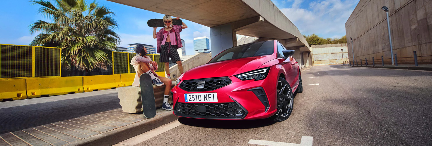 SEAT Ibiza FR w kolorze Desire Red w mieście – zdjęcie lewego boku SEAT Ibiza FR w kolorze Desire Red w mieście – zdjęcie lewego boku